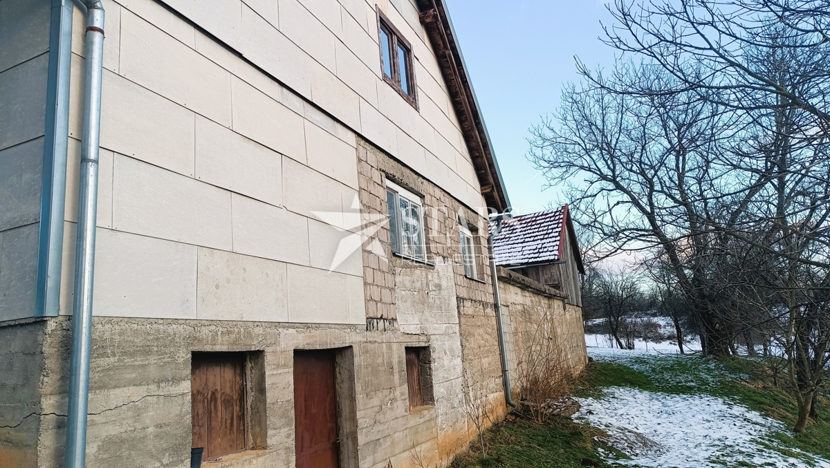 Josipdol - Oštarje, hiša z velikim vrtom
