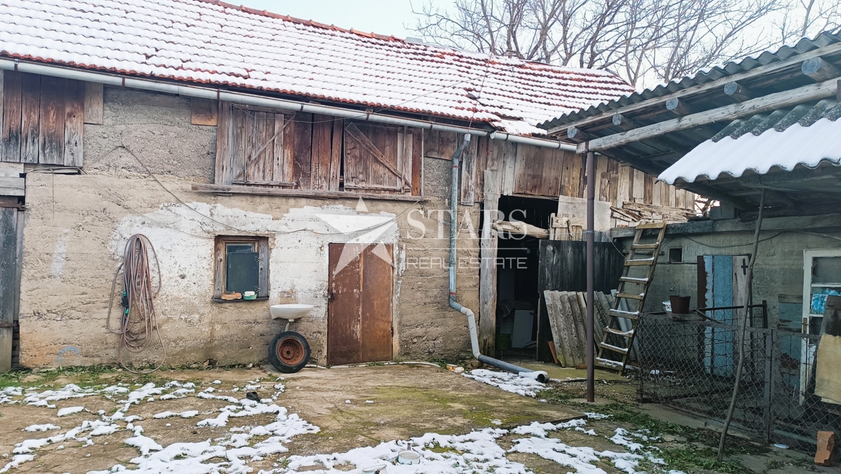 Josipdol - Oštarje, hiša z velikim vrtom