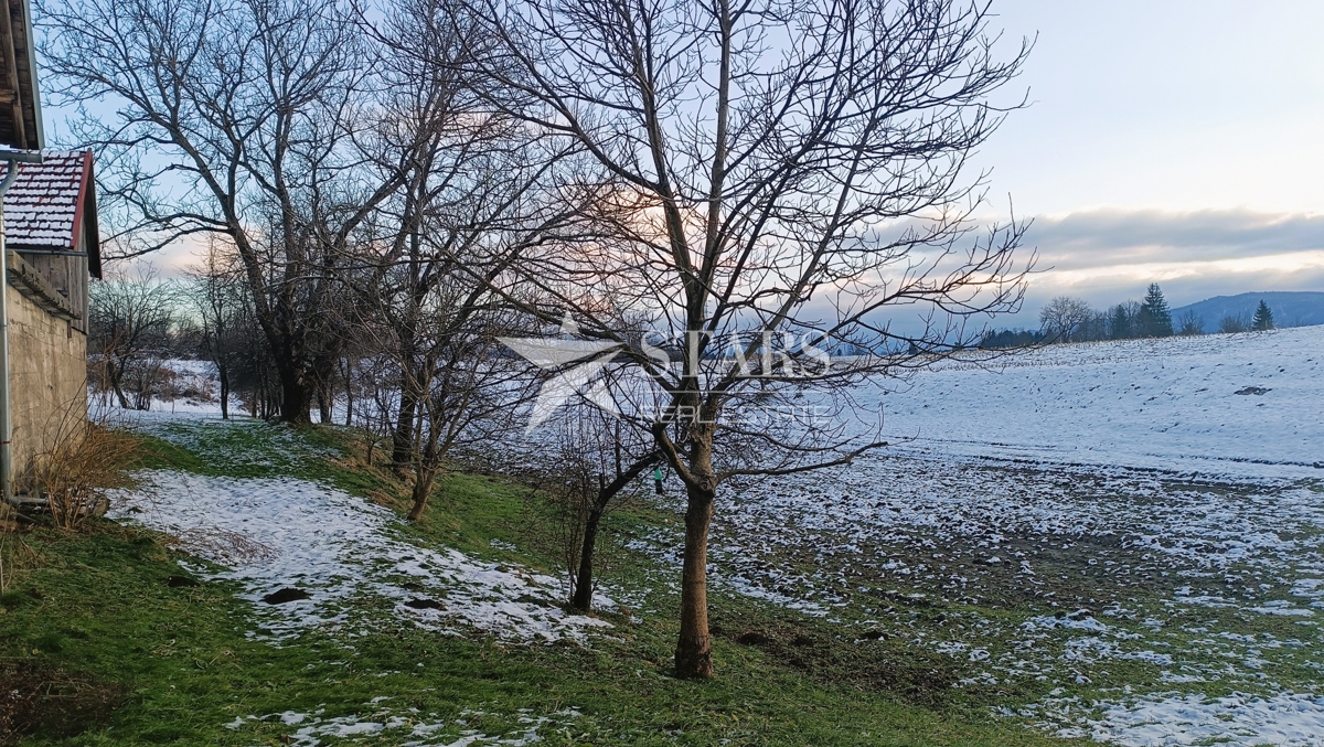 Josipdol - Oštarje, hiša z velikim vrtom