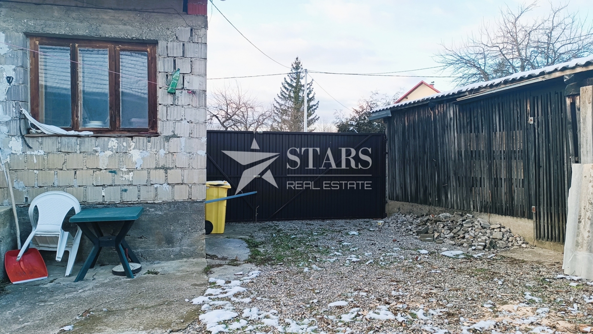 Josipdol - Oštarje, hiša z velikim vrtom