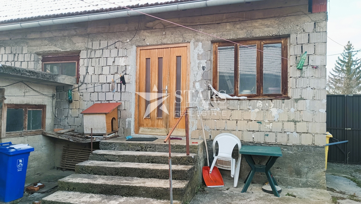 Josipdol - Oštarje, hiša z velikim vrtom