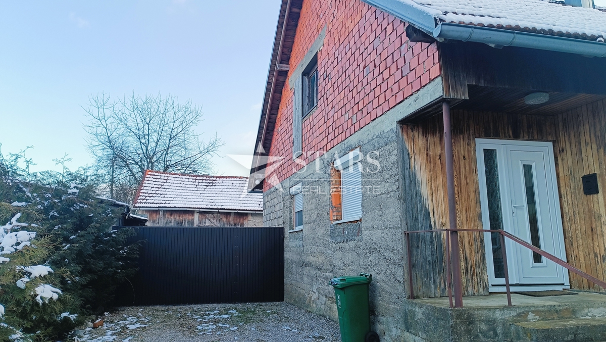 Josipdol - Oštarje, hiša z velikim vrtom