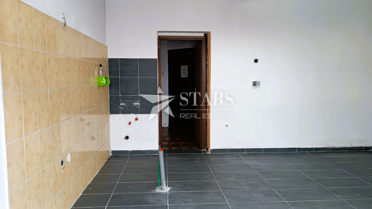 Plaški - Prostorna hiša s poslovnim prostorom 