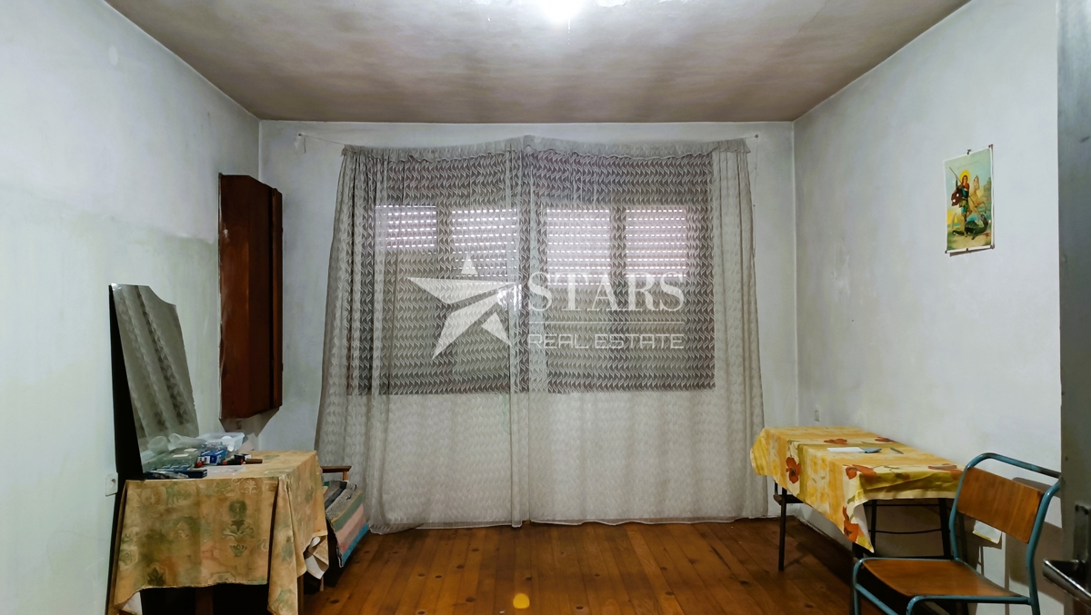 Plaški - Prostorna hiša s poslovnim prostorom 