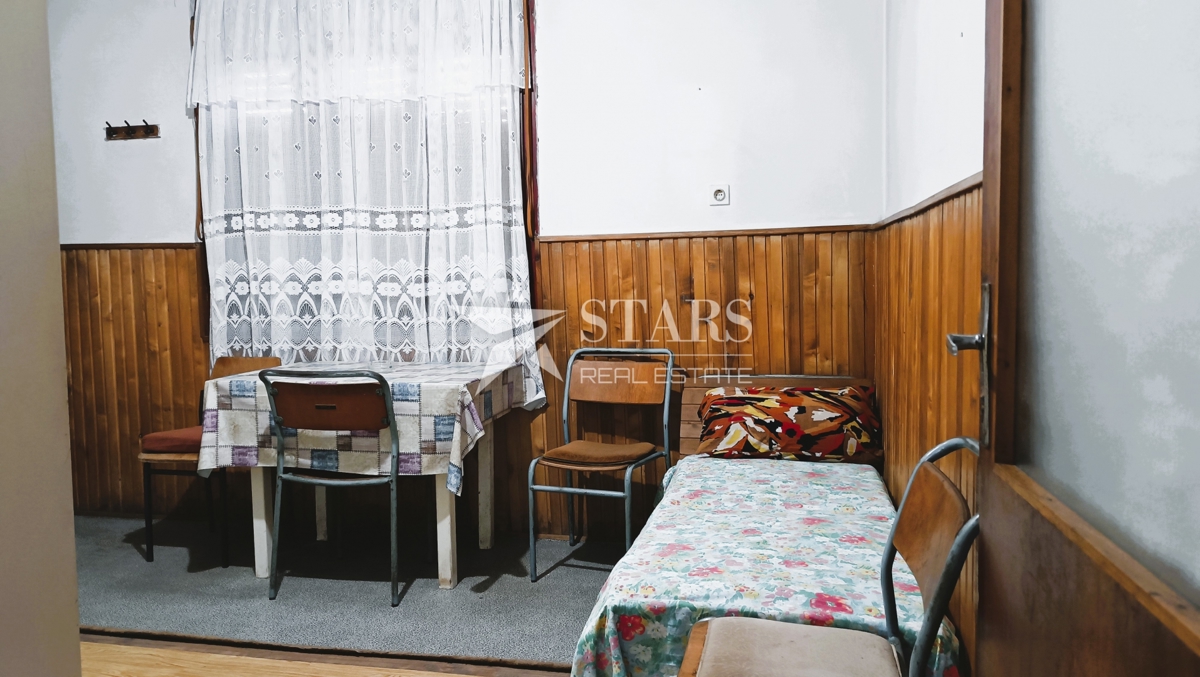 Plaški - Prostorna hiša s poslovnim prostorom 