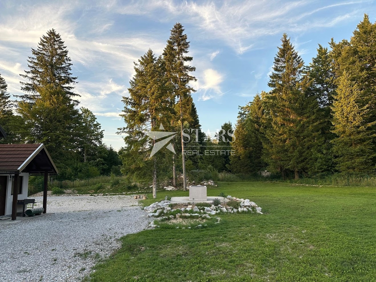 Gorski kotar, Delnice – Ekskluzivna ponudba samo pri nas! Avtohtona hiša s prostornim zemljiščem