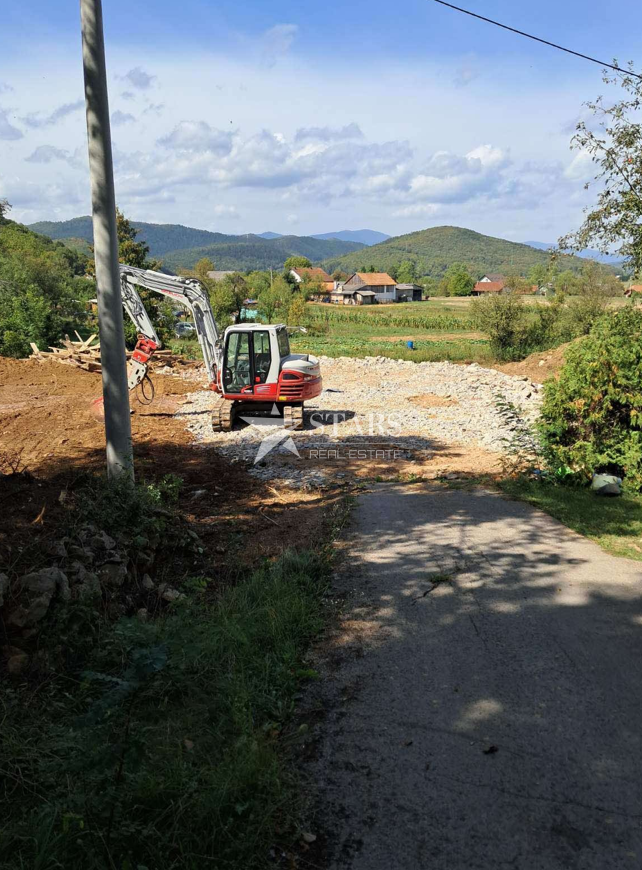 Otočac, Prozor – Atraktivno zemljišče v mirnem naselju