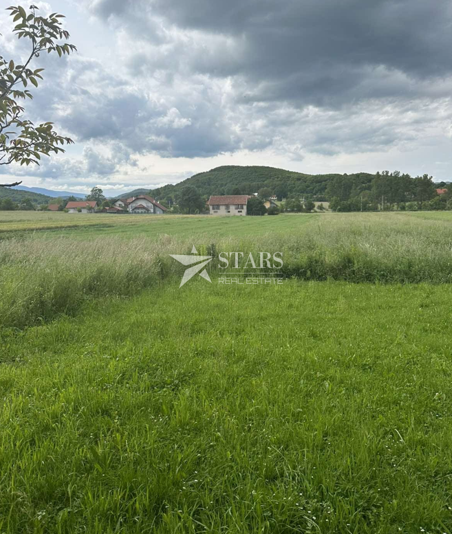 Otočac, Prozor – Atraktivno zemljišče v mirnem naselju