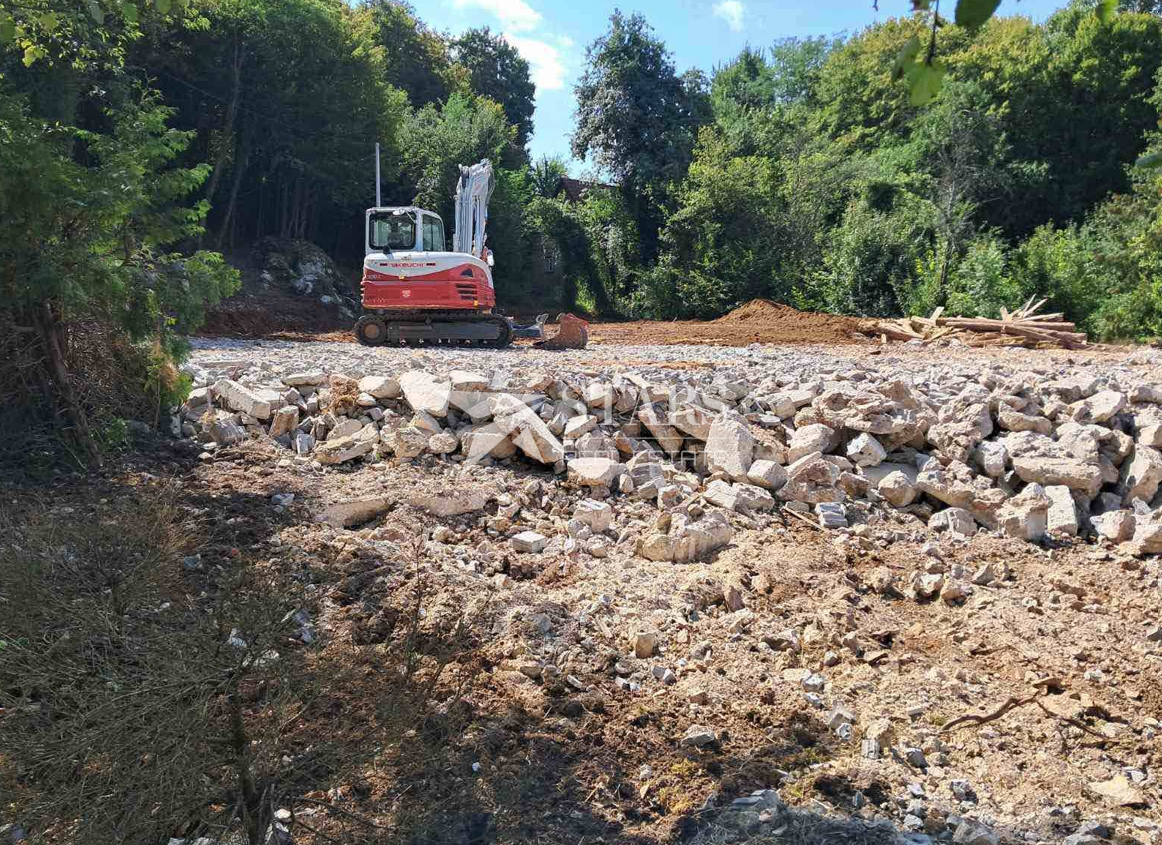 Otočac, Prozor – Atraktivno zemljišče v mirnem naselju