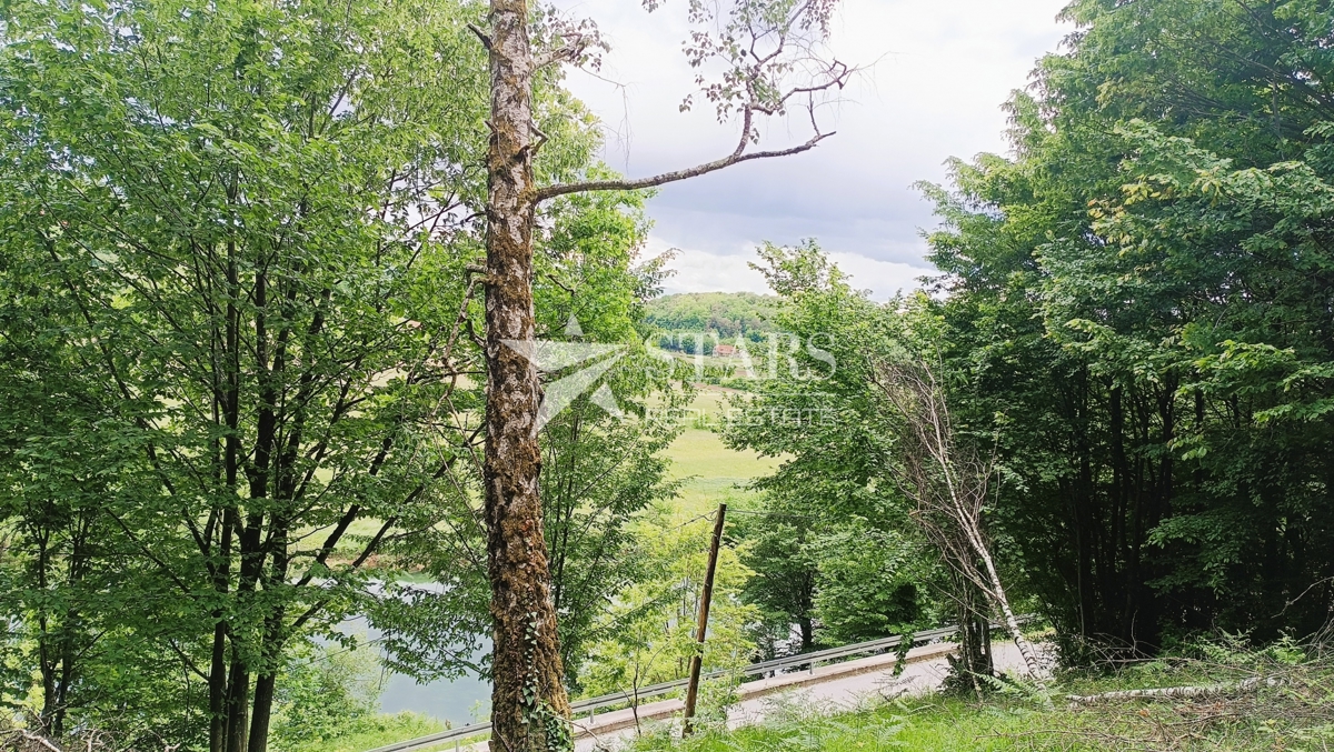 Ozalj - Čudovito kmetijsko zemljišče s pogledom na reko (8.483 m2)