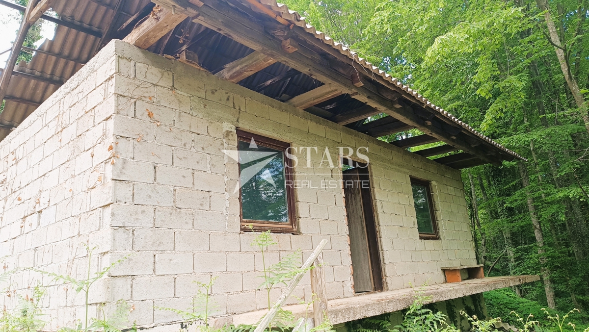 Ozalj - Čudovito kmetijsko zemljišče s pogledom na reko (8.483 m2)