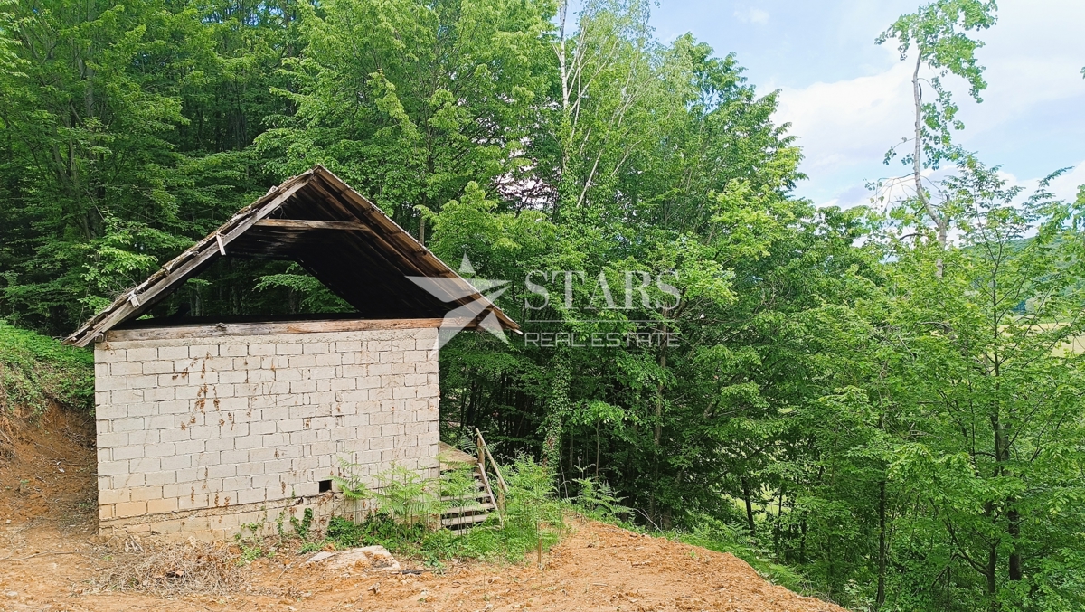 Ozalj - Čudovito kmetijsko zemljišče s pogledom na reko (8.483 m2)