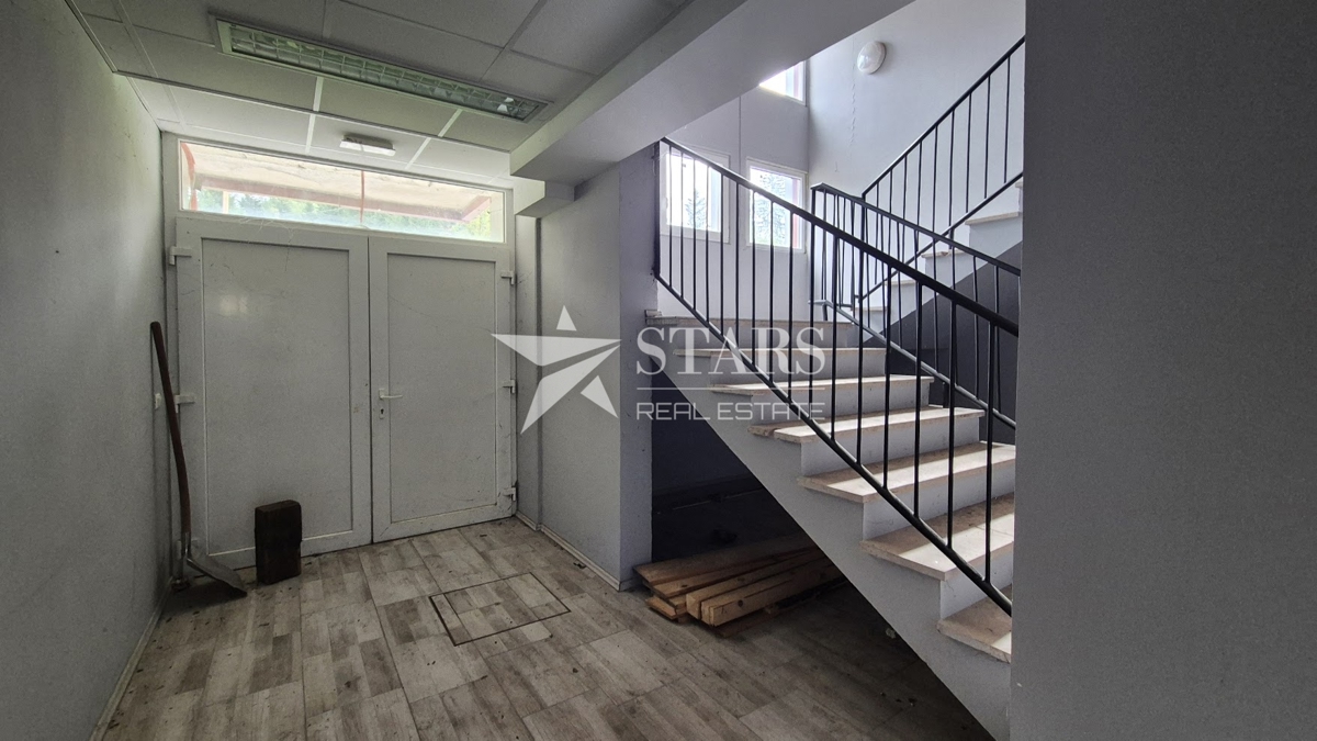 Gorski kotar, Tršće – Industrijska hala z velikim zemljiščem