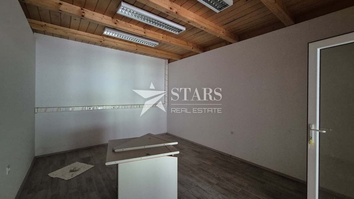 Gorski kotar, Tršće – Industrijska hala z velikim zemljiščem