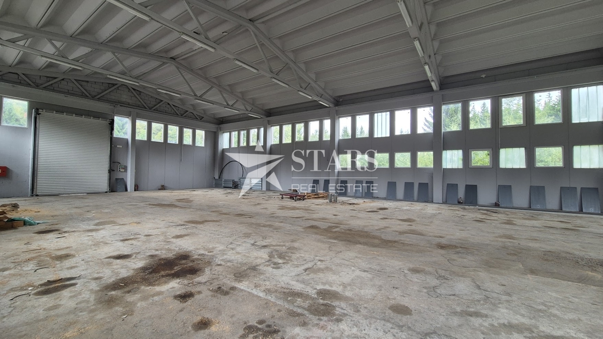 Gorski kotar, Tršće – Industrijska hala z velikim zemljiščem