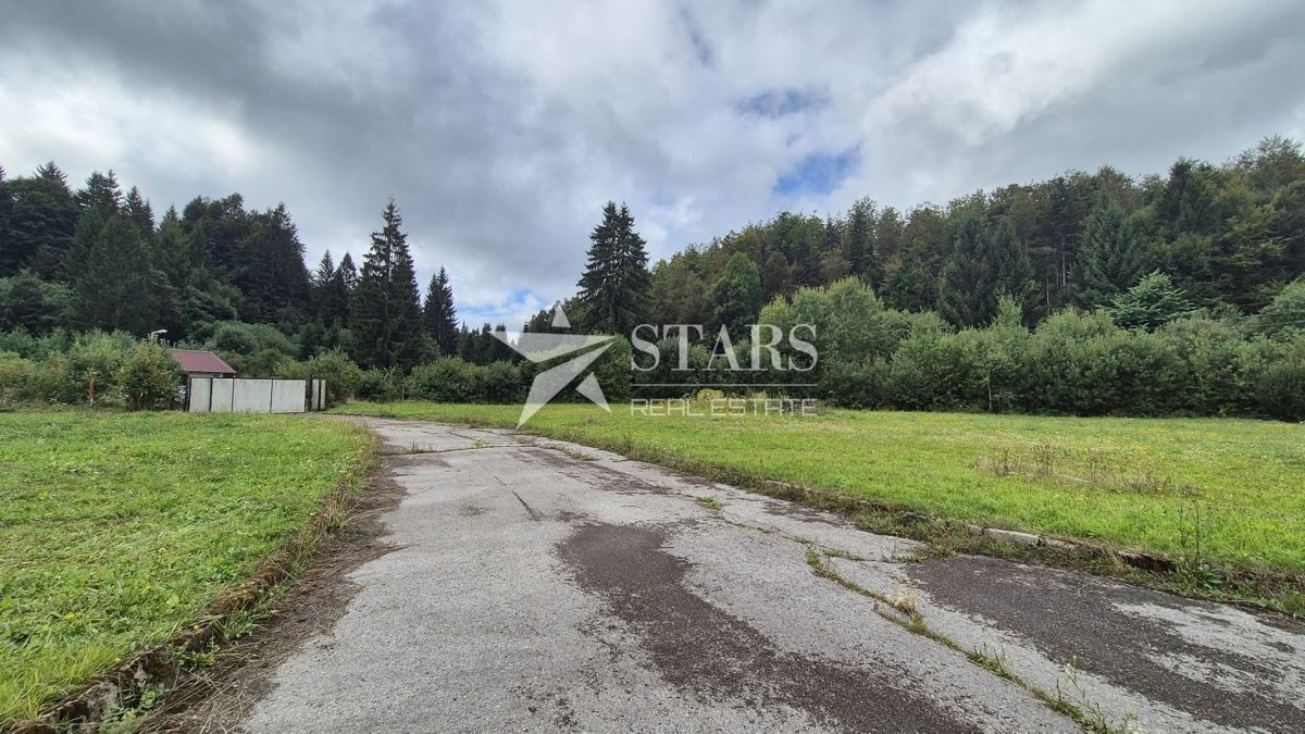 Gorski kotar, Tršće – Industrijska hala z velikim zemljiščem