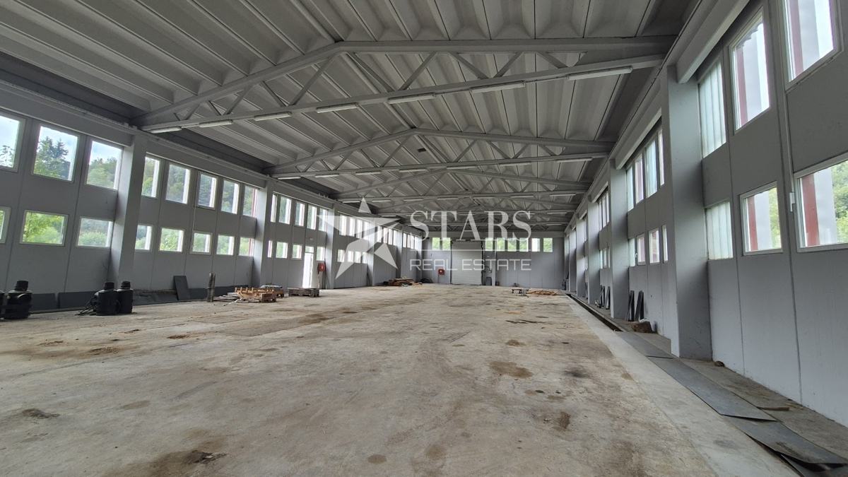 Gorski kotar, Tršće – Industrijska hala z velikim zemljiščem