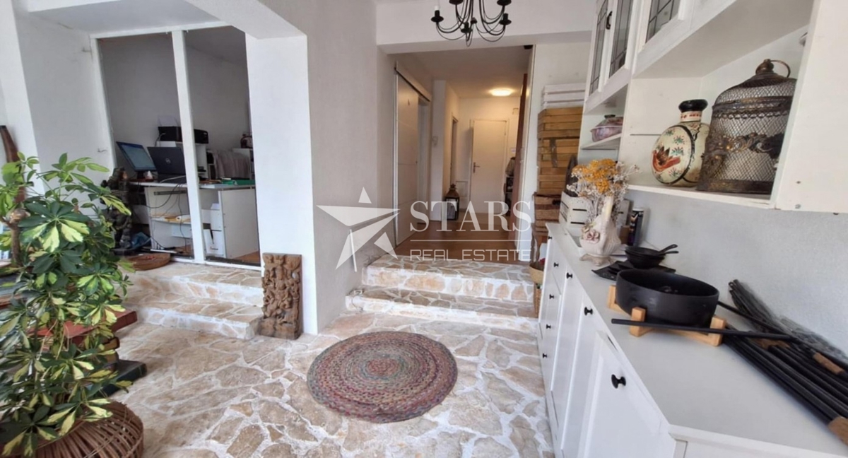 Crikvenica – stanovanje za tiste, ki vidijo potencial v 115 m² s pogledom na morje