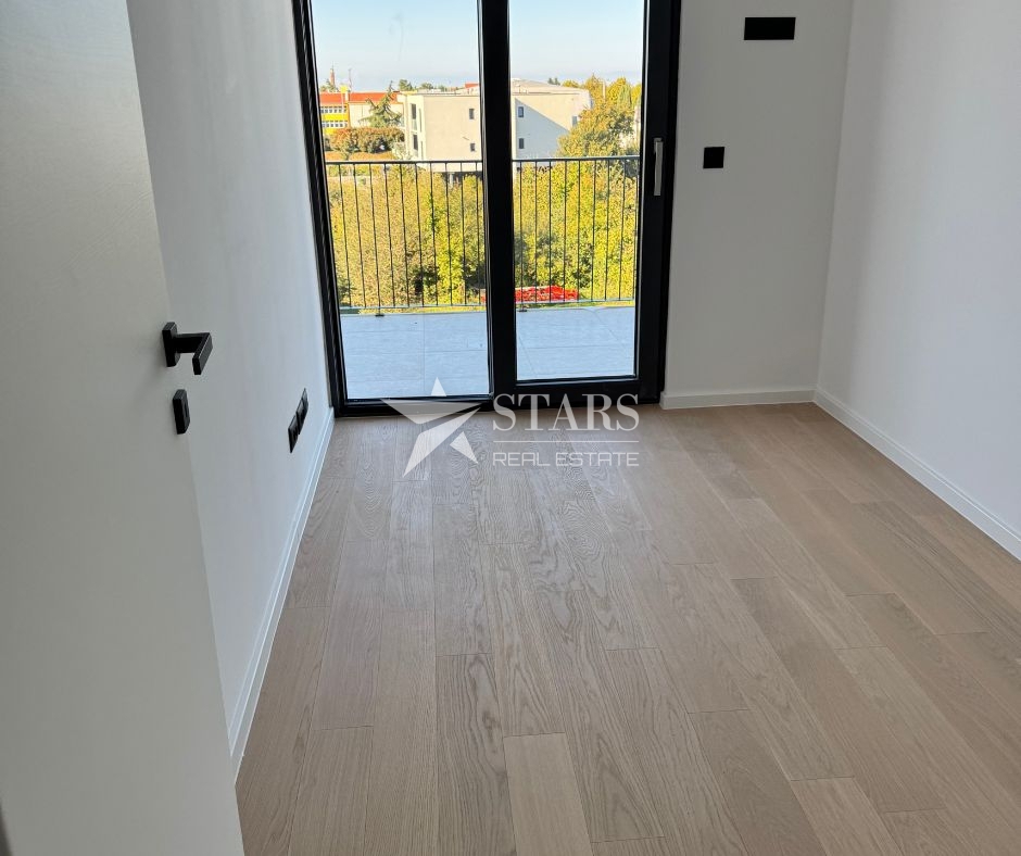 Umag – Novo 3-sobno stanovanje s pogledom na morje in 3 parkirnimi mesti v ceni