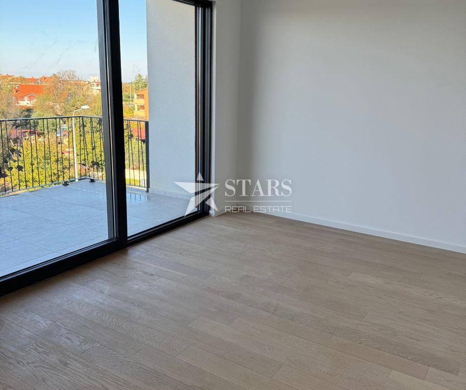 Umag – Novo 3-sobno stanovanje s pogledom na morje in 3 parkirnimi mesti v ceni