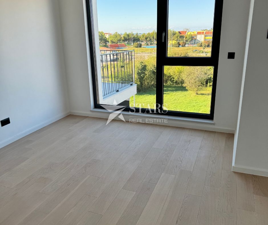 Umag – Novo 3-sobno stanovanje s pogledom na morje in 3 parkirnimi mesti v ceni