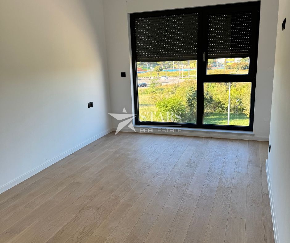 Umag – Novo 3-sobno stanovanje s pogledom na morje in 3 parkirnimi mesti v ceni