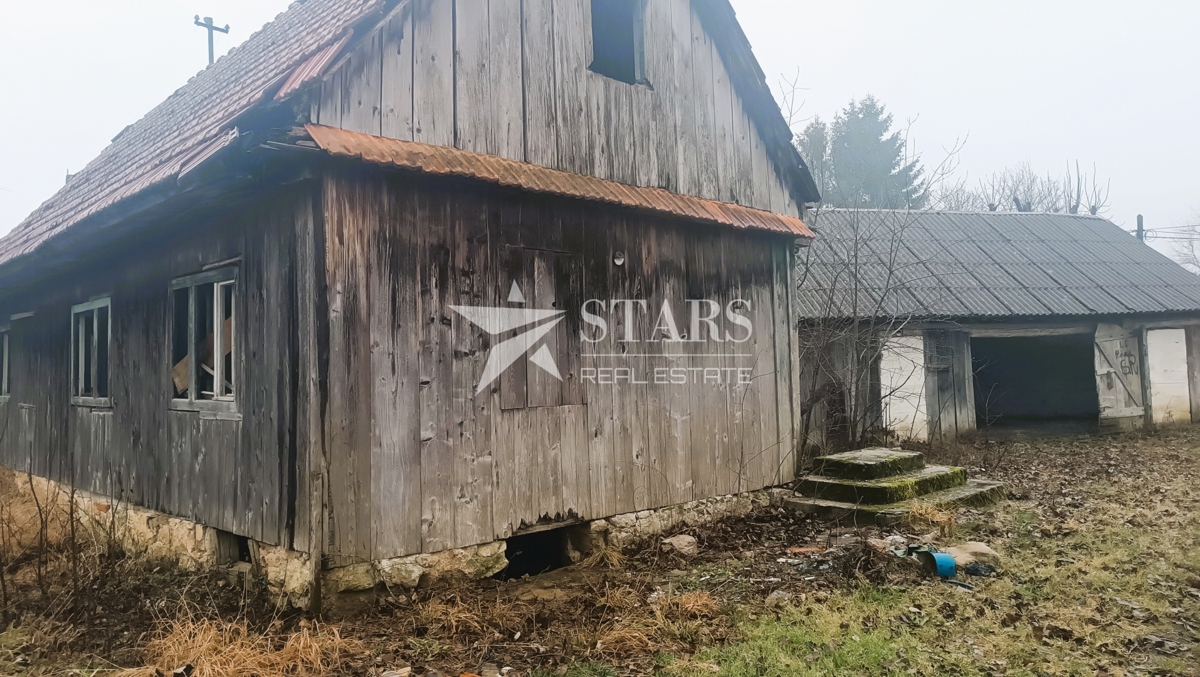 Plaški - Stavbno zemljišče 1005 m2 s staro kmetijo