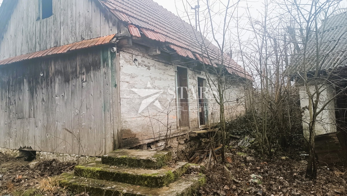 Plaški - Stavbno zemljišče 1005 m2 s staro kmetijo