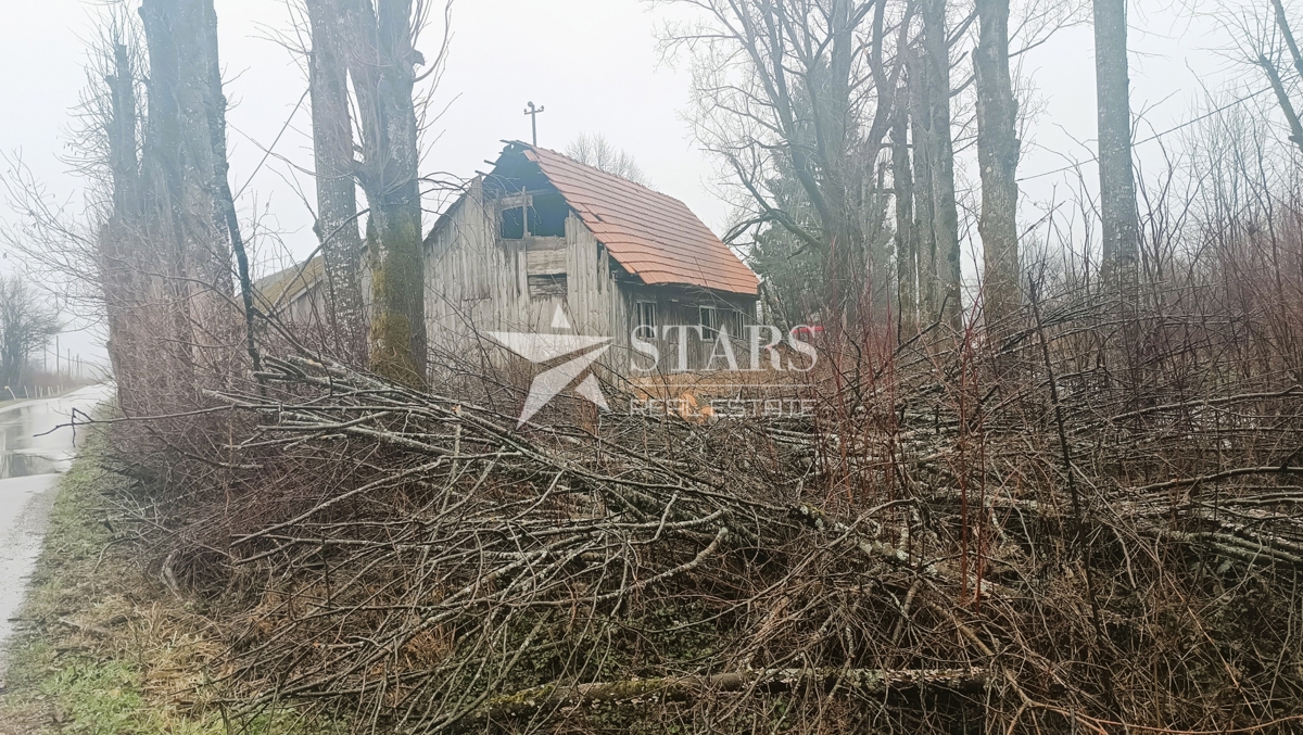 Plaški - Stavbno zemljišče 1005 m2 s staro kmetijo