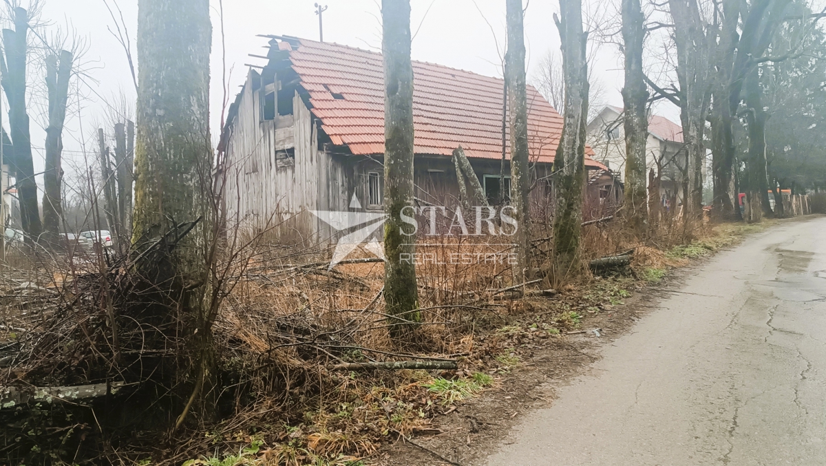 Plaški - Stavbno zemljišče 1005 m2 s staro kmetijo