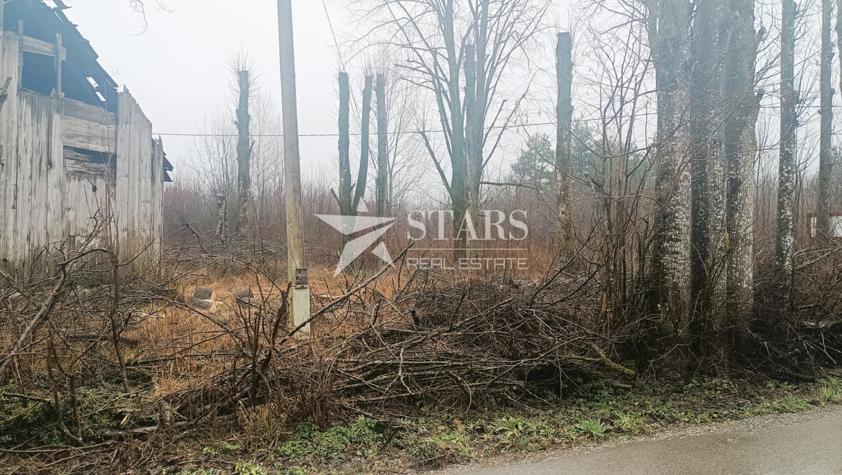 Plaški - Stavbno zemljišče 1005 m2 s staro kmetijo