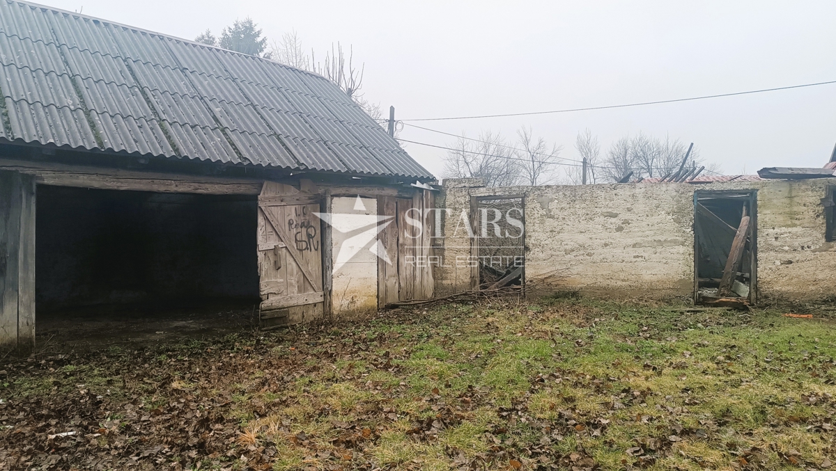 Plaški - Stavbno zemljišče 1005 m2 s staro kmetijo