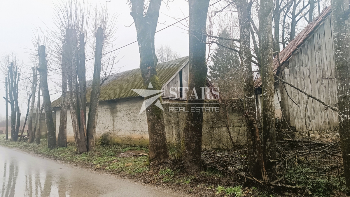 Plaški - Stavbno zemljišče 1005 m2 s staro kmetijo