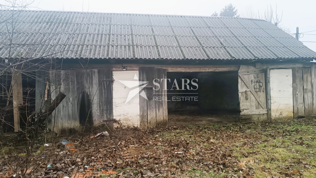 Plaški - Stavbno zemljišče 1005 m2 s staro kmetijo