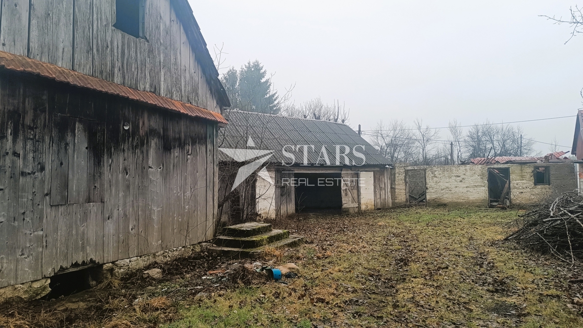 Plaški - Stavbno zemljišče 1005 m2 s staro kmetijo