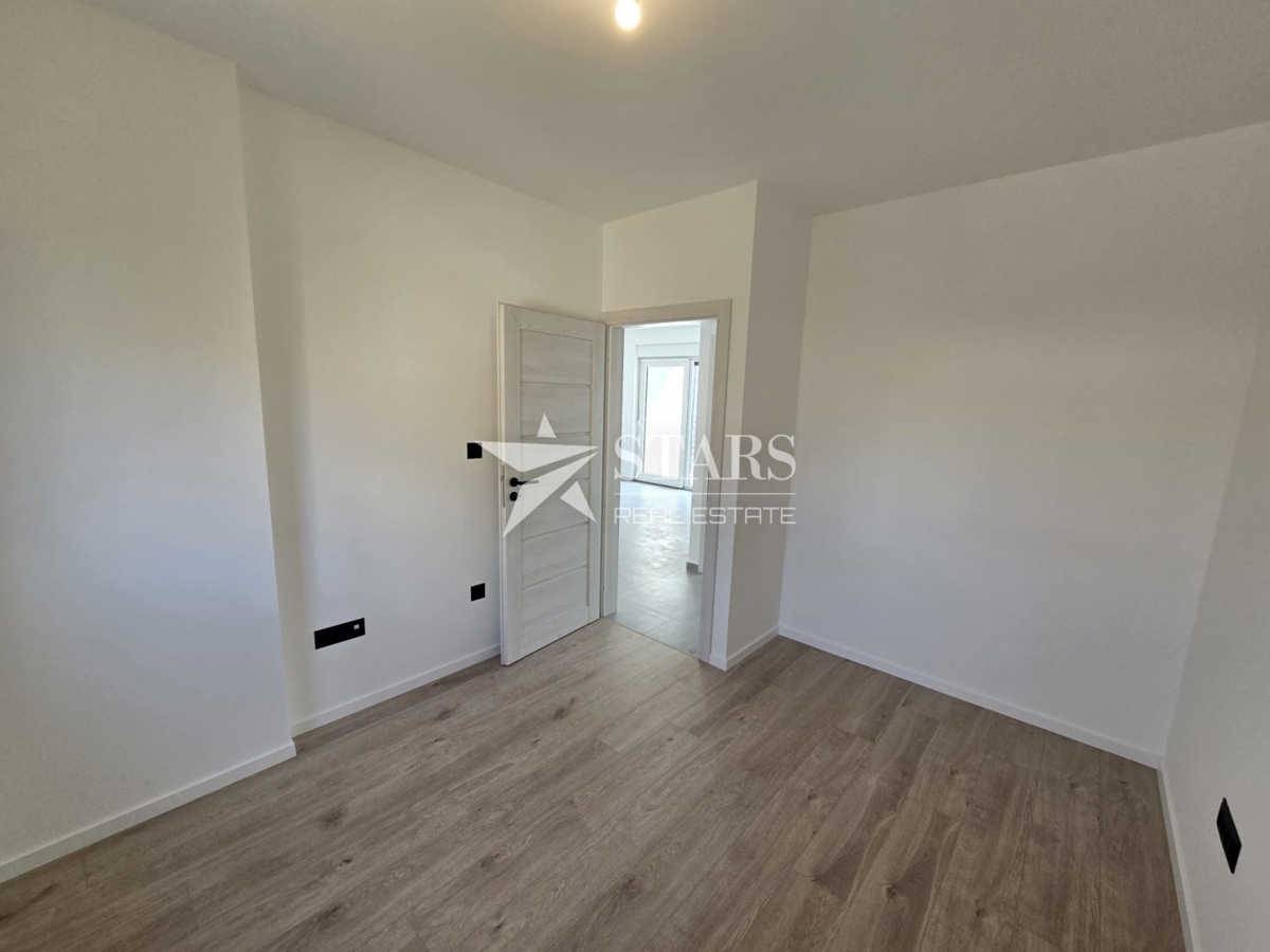 Otok Krk, Čižići, dvosobni apartma z dnevno sobo v novogradnji 