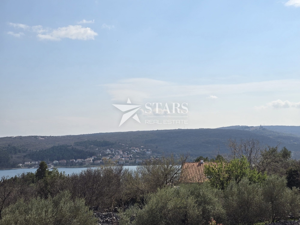 Otok Krk, Čižići, dvosobni apartma z dnevno sobo v novogradnji 