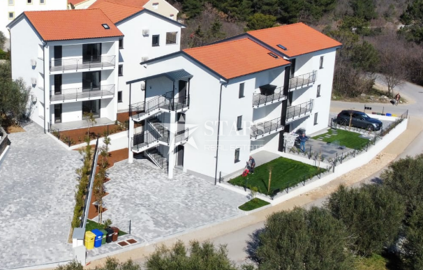 Otok Krk, Čižići, dvosobni apartma z dnevno sobo v novogradnji 