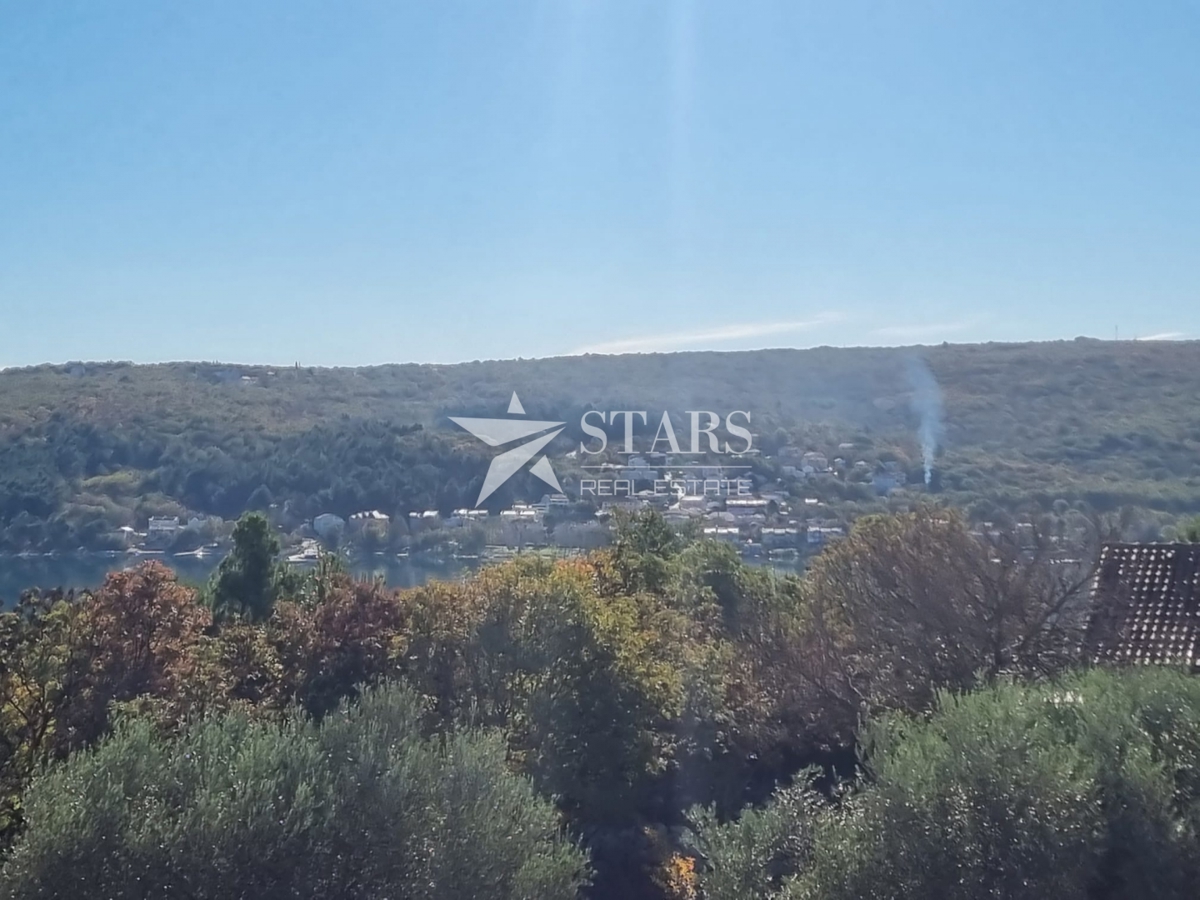 Otok Krk, Čižići, dvosobni apartma z dnevno sobo v novogradnji 