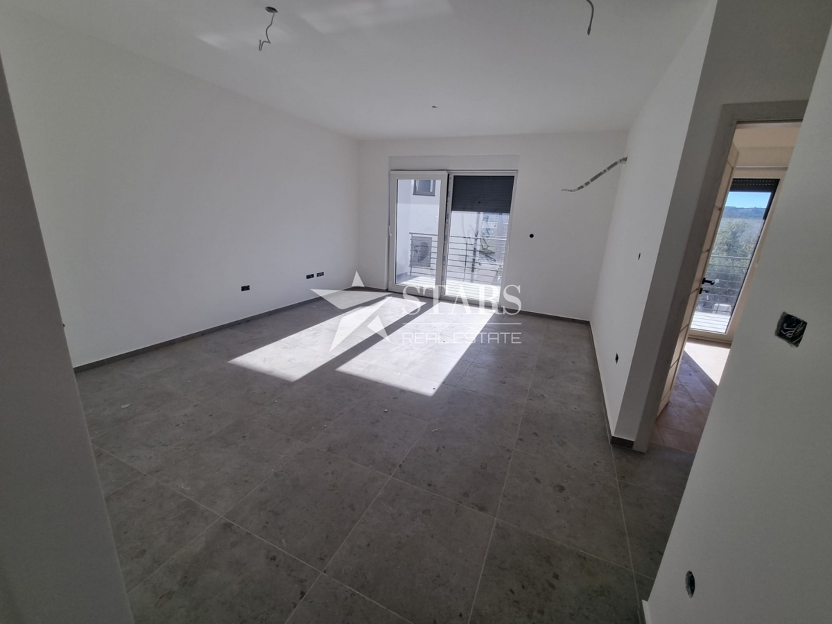 Otok Krk, Čižići, dvosobni apartma z dnevno sobo v novogradnji 