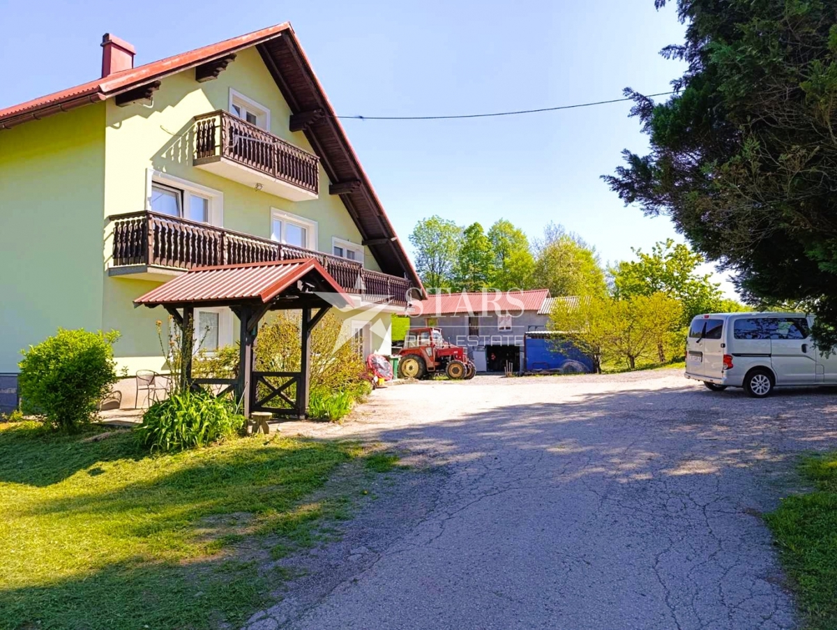 Vrbovsko - Lepa hiša z gospodarskim poslopjem in prostornim vrtom