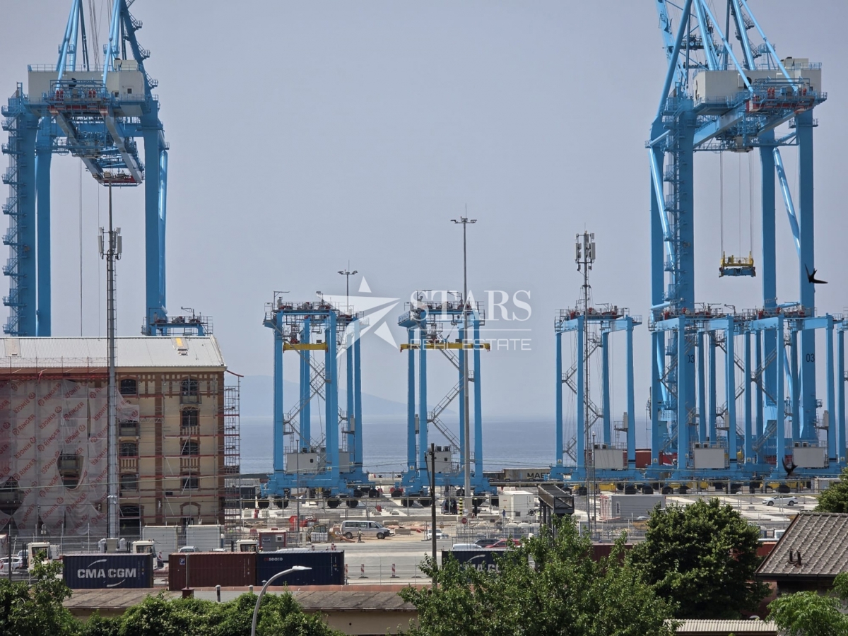 Rijeka, Mlaka – Prostorno 2-sobno stanovanje z dnevno sobo, balkonom in pogledom na morje