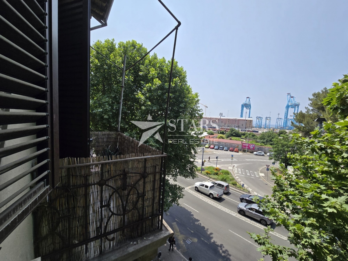 Rijeka, Mlaka – Prostorno 2-sobno stanovanje z dnevno sobo, balkonom in pogledom na morje