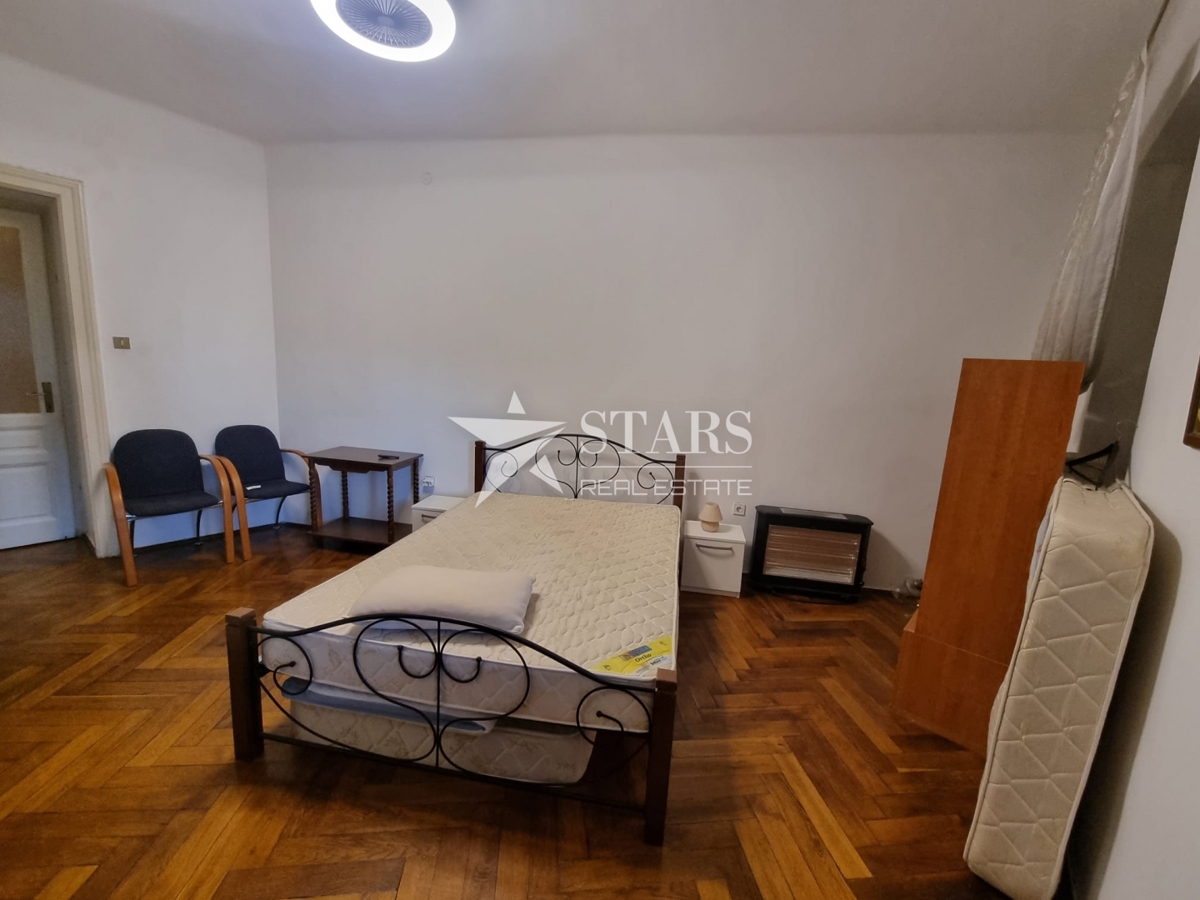 Rijeka, Mlaka – Prostorno 2-sobno stanovanje z dnevno sobo, balkonom in pogledom na morje