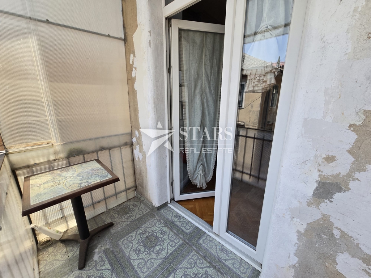 Rijeka, Mlaka – Prostorno 2-sobno stanovanje z dnevno sobo, balkonom in pogledom na morje