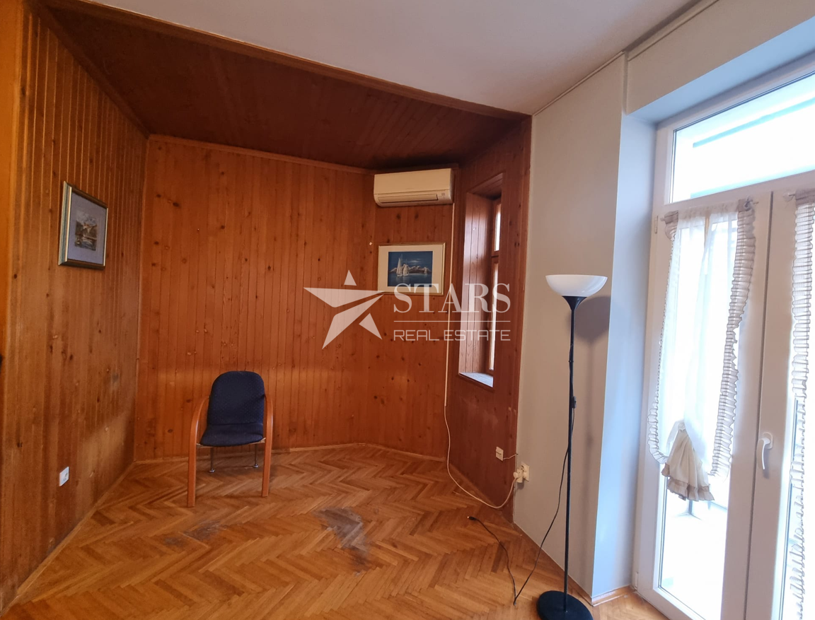 Rijeka, Mlaka – Prostorno 2-sobno stanovanje z dnevno sobo, balkonom in pogledom na morje