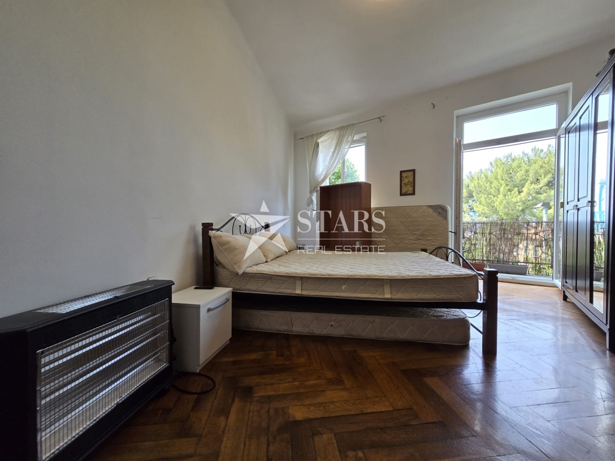 Rijeka, Mlaka – Prostorno 2-sobno stanovanje z dnevno sobo, balkonom in pogledom na morje