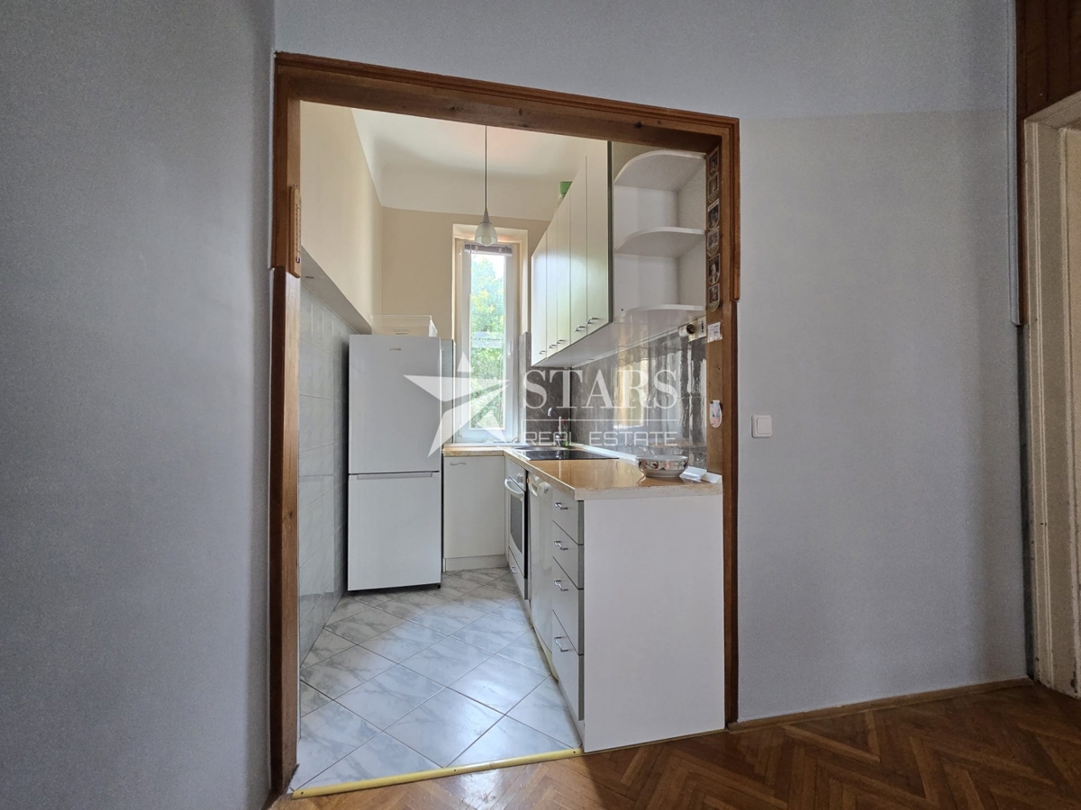 Rijeka, Mlaka – Prostorno 2-sobno stanovanje z dnevno sobo, balkonom in pogledom na morje