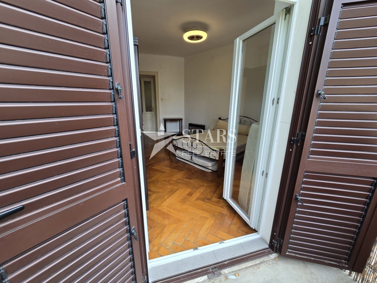 Rijeka, Mlaka – Prostorno 2-sobno stanovanje z dnevno sobo, balkonom in pogledom na morje