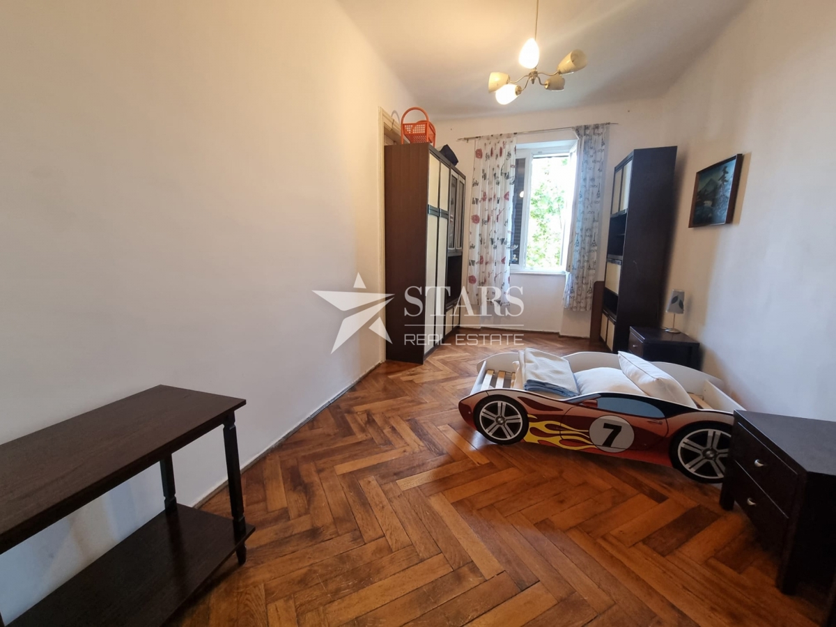 Rijeka, Mlaka – Prostorno 2-sobno stanovanje z dnevno sobo, balkonom in pogledom na morje